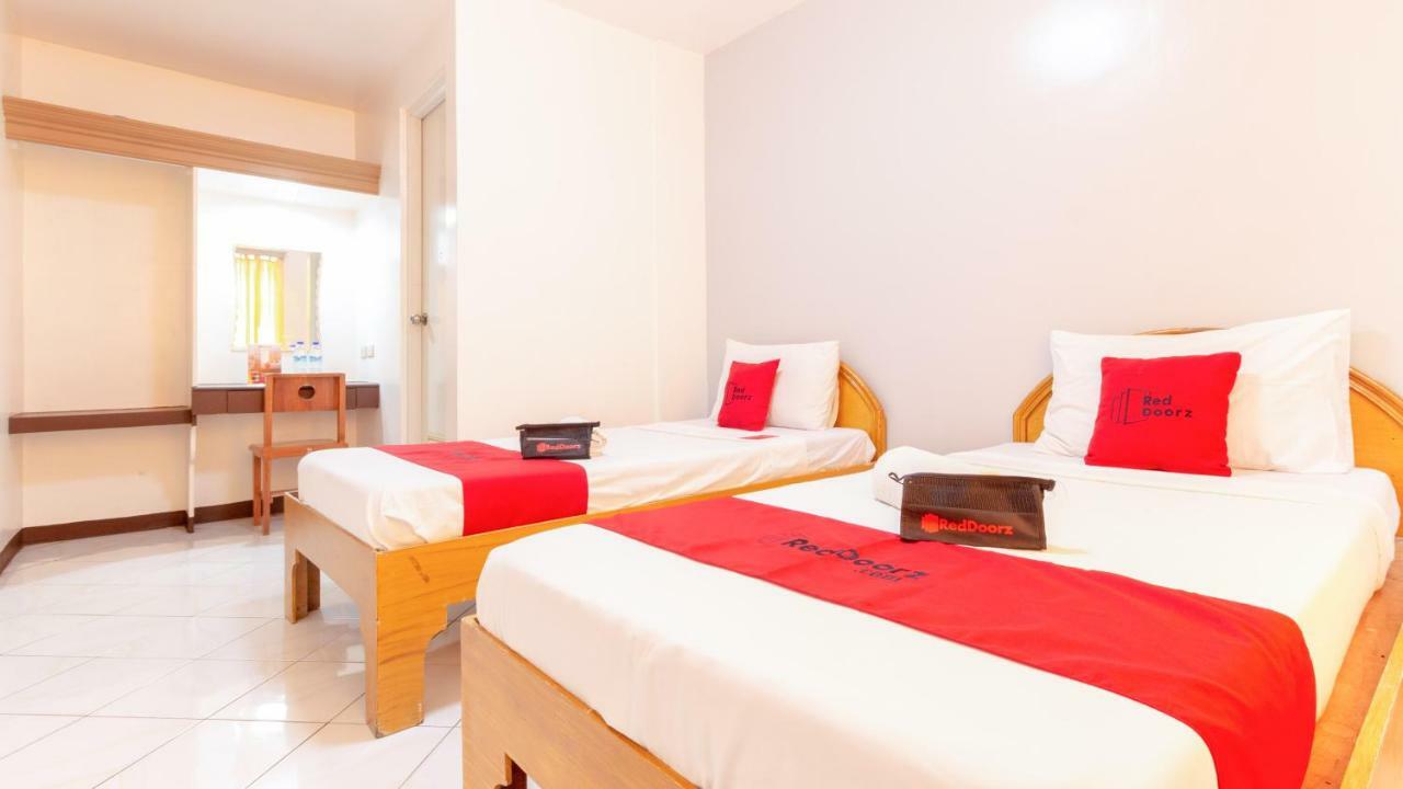 Hotel RedDoorz @ Paterno Street Tacloban Exterior foto