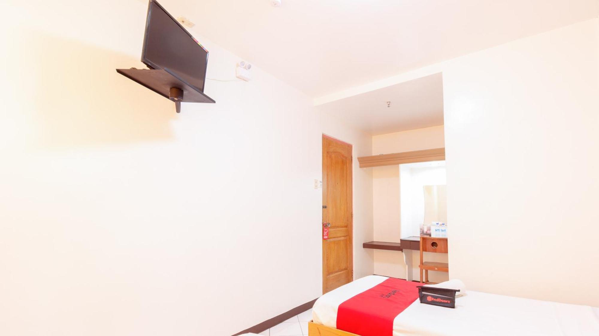 Hotel RedDoorz @ Paterno Street Tacloban Exterior foto