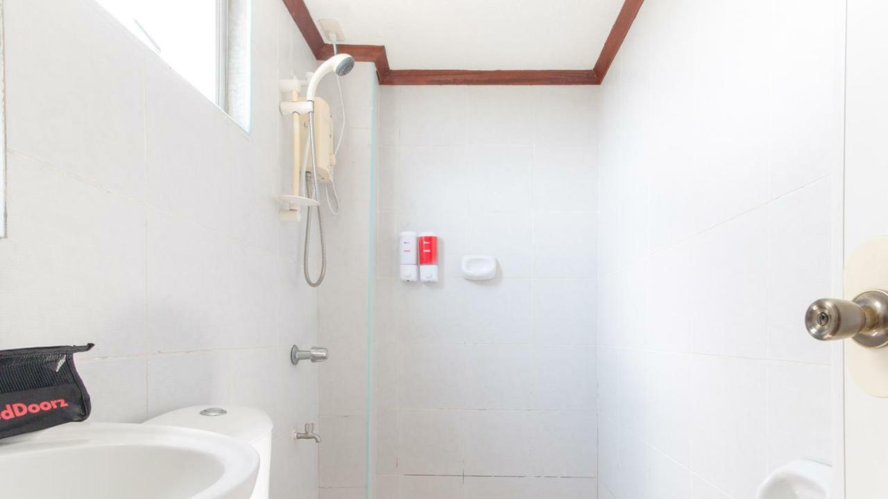 Hotel RedDoorz @ Paterno Street Tacloban Exterior foto