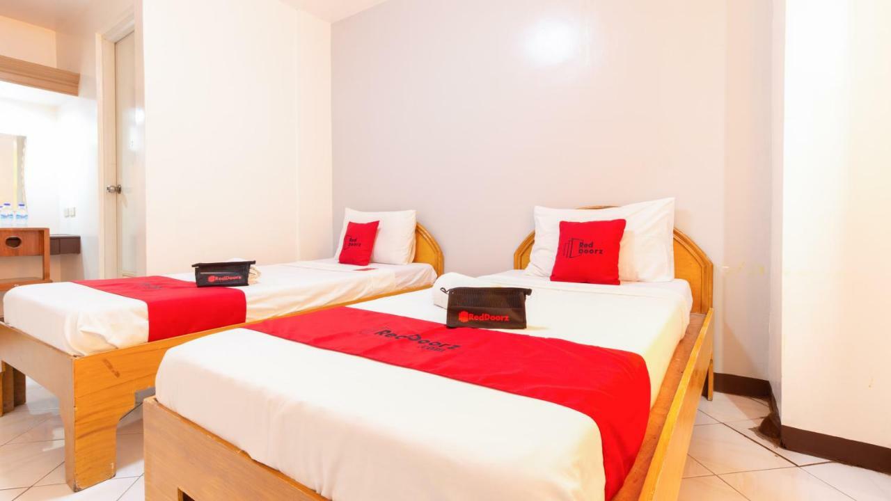 Hotel RedDoorz @ Paterno Street Tacloban Exterior foto