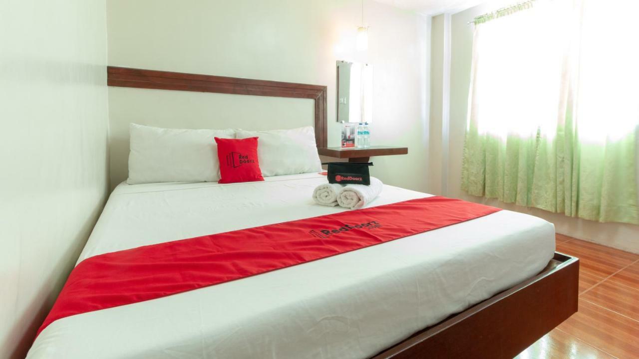 Hotel RedDoorz @ Paterno Street Tacloban Exterior foto