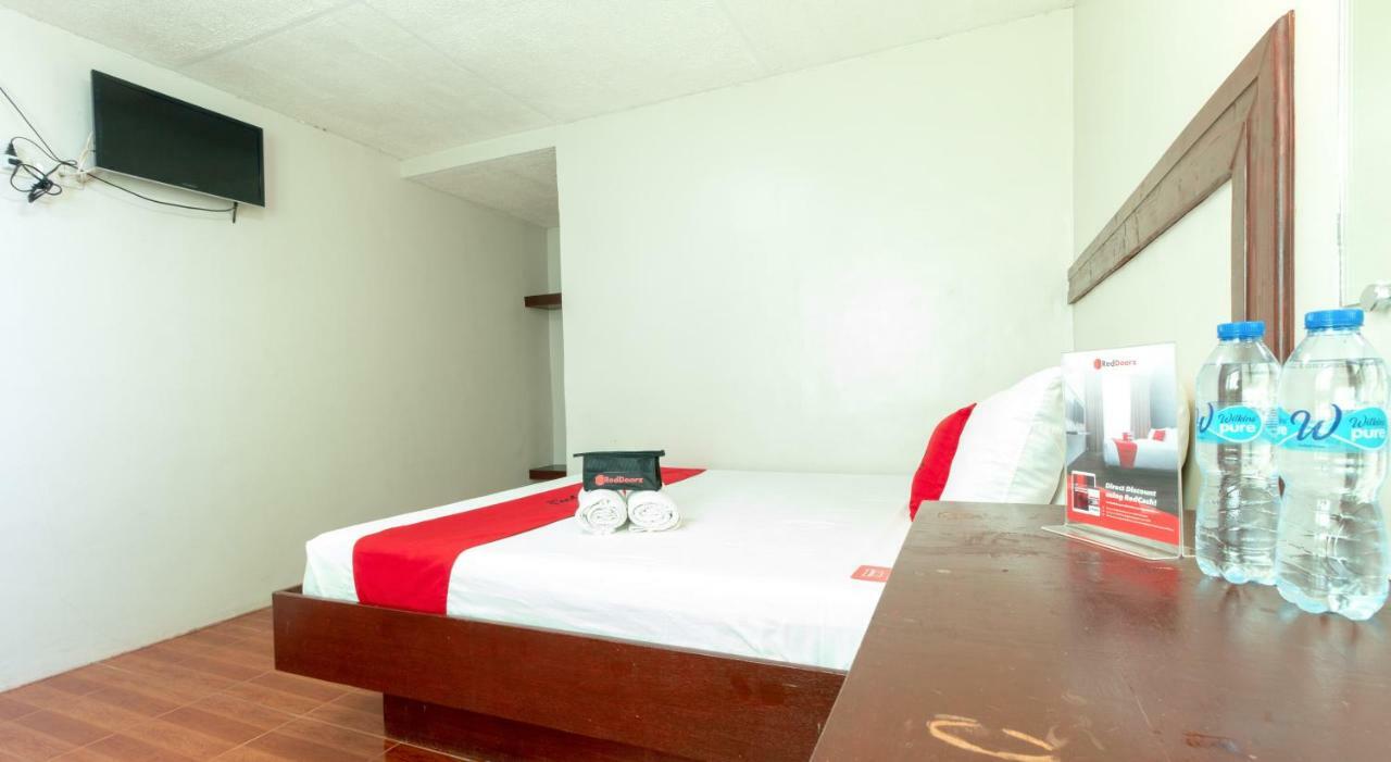 Hotel RedDoorz @ Paterno Street Tacloban Exterior foto